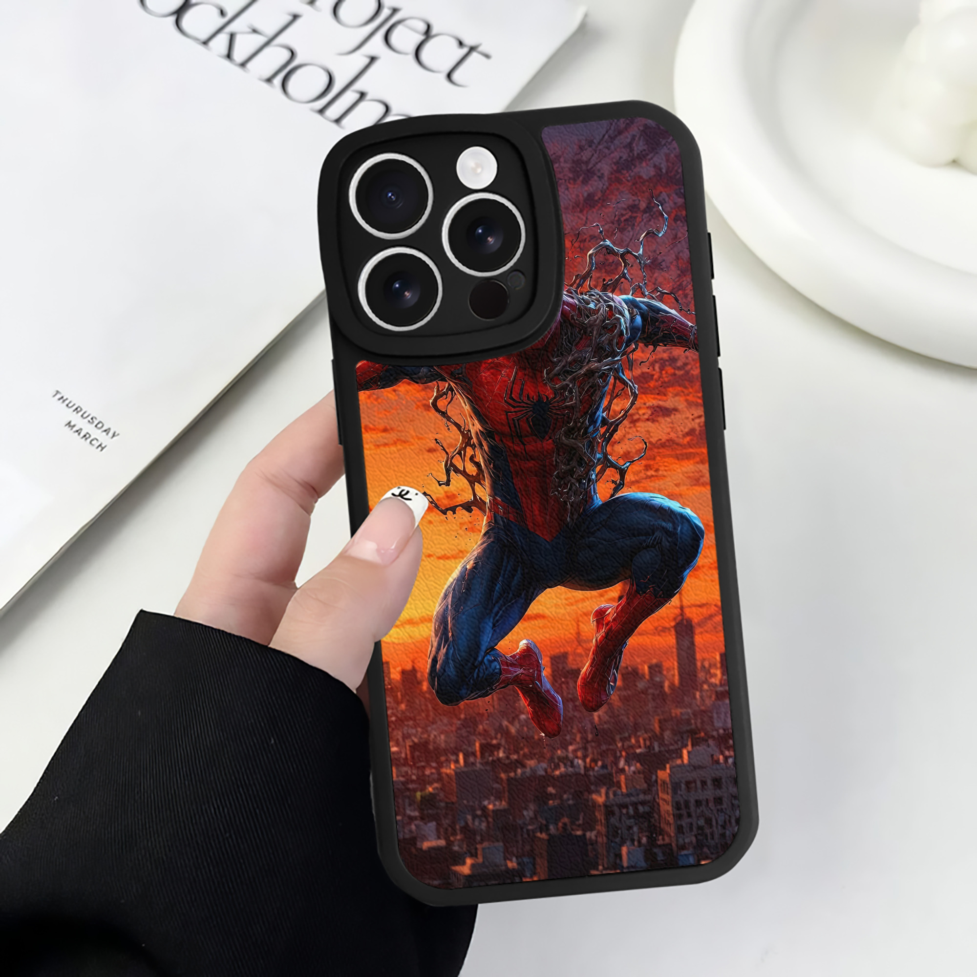 （画像用） Spider Man スパイダーマン 【iPhone 16シリーズ対応】シリコンスマホケース（レザー調） 材質：シリコン
